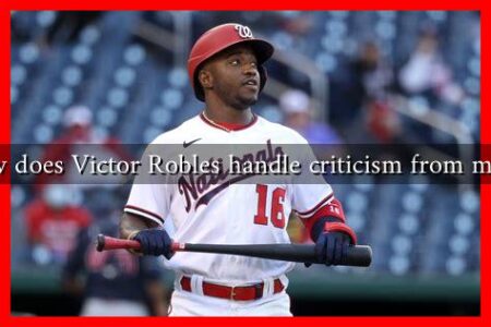 How does Victor Robles handle criticism from media