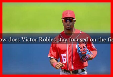 How does Victor Robles stay focused on the field